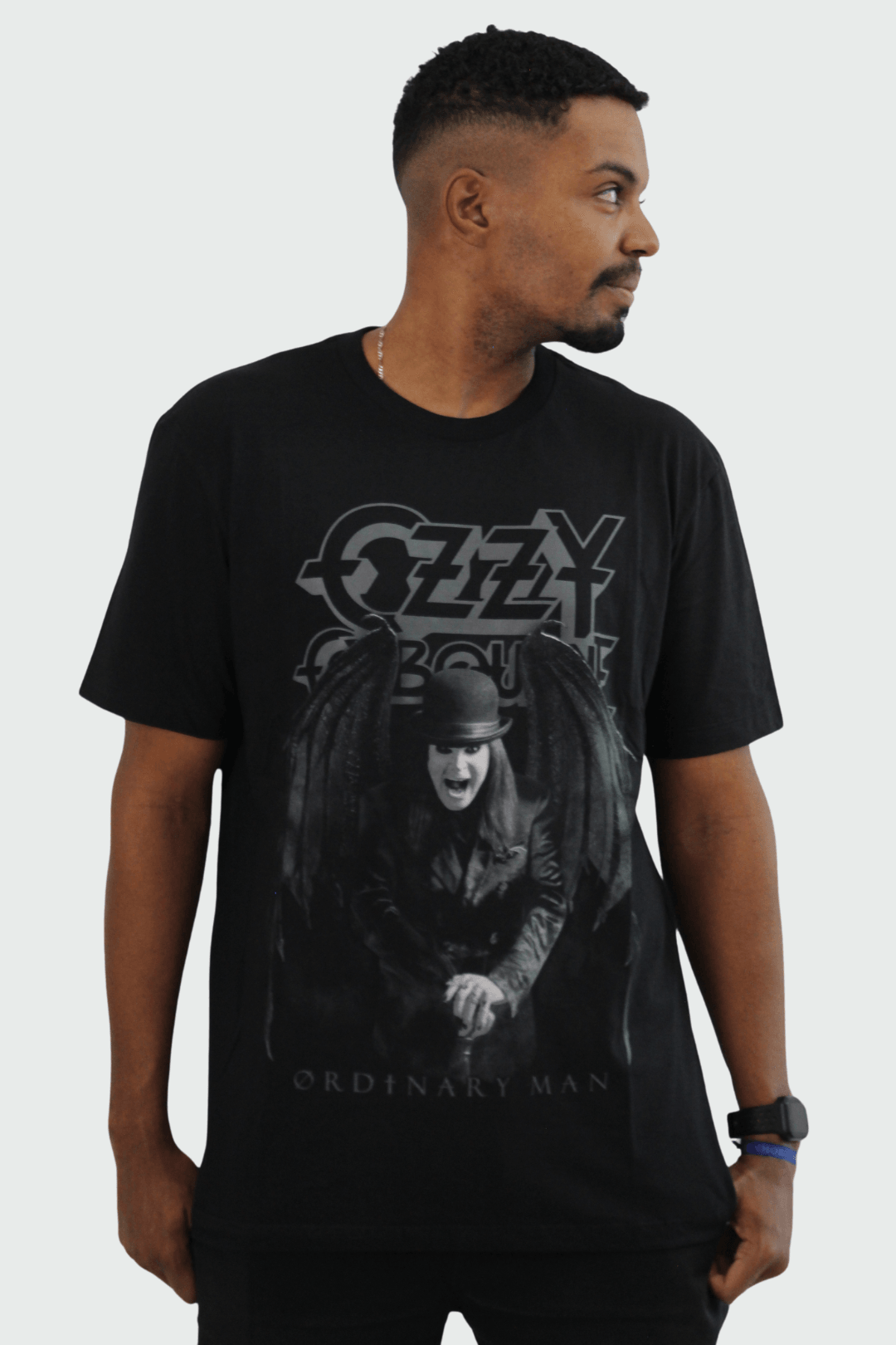 Camiseta Manga Curta Ozzy Osbourne Ordinary Man – Consulado do Rock Camiseta Manga Curta Ozzy Osbourne Ordinary Man – Consulado do Rock
