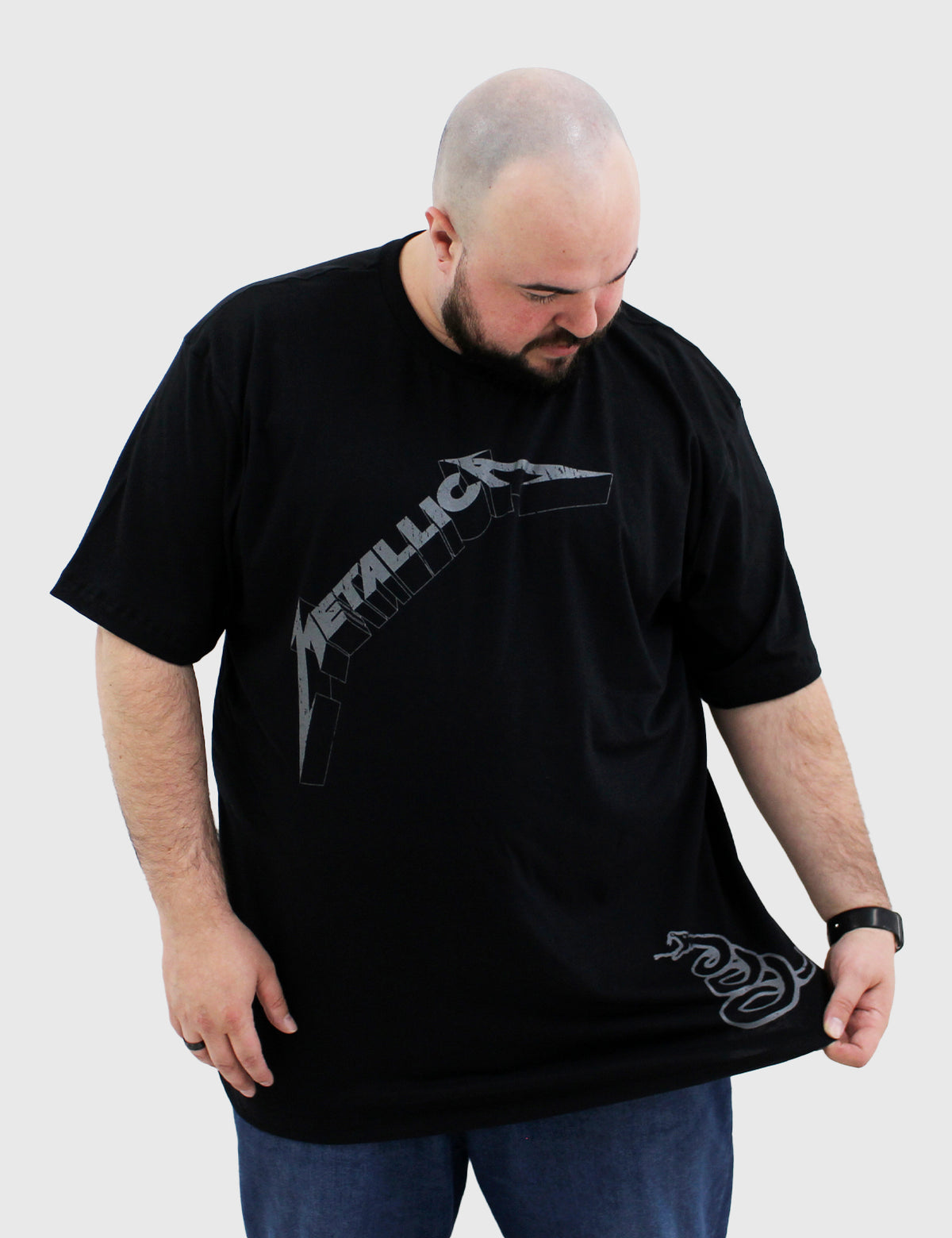 Camiseta Metallica Black Album Modelo Esta olhando para baixo