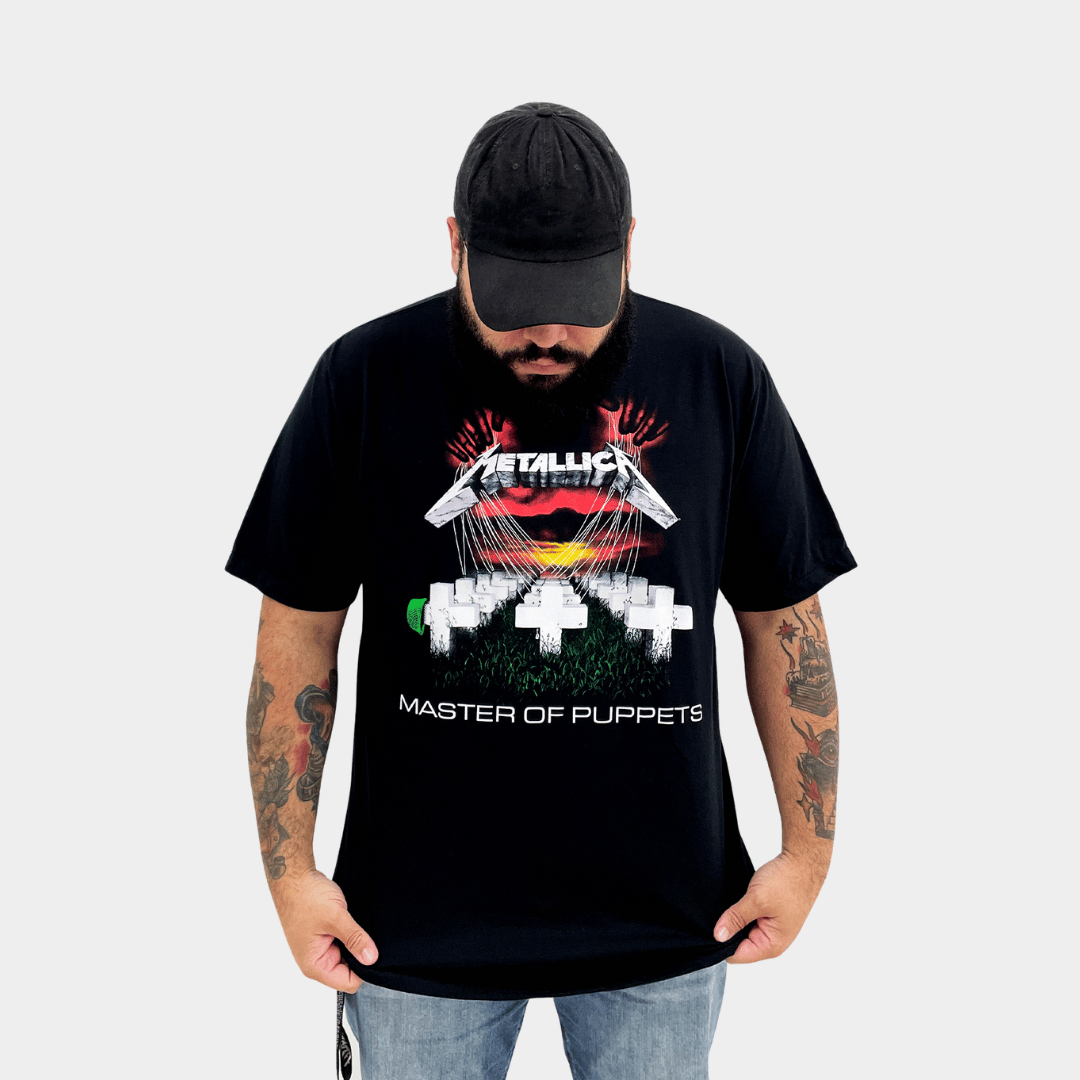Camiseta preta do Metallica Master of Puppets – modelo unissex, vista frontal com modelo olhando para baixo